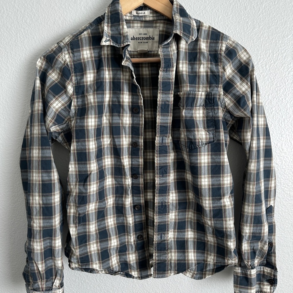 Abercrombie & Fitch Blue and White Casual Muscle Button Down Shirt